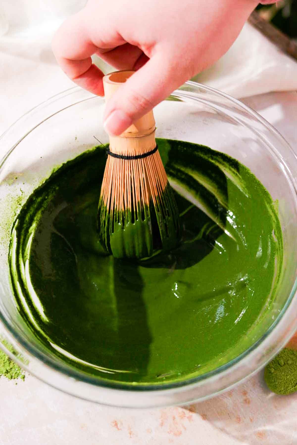 whisk_matcha_and_water_until_smooth